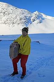 Heléne hämtar tungt vedpaket